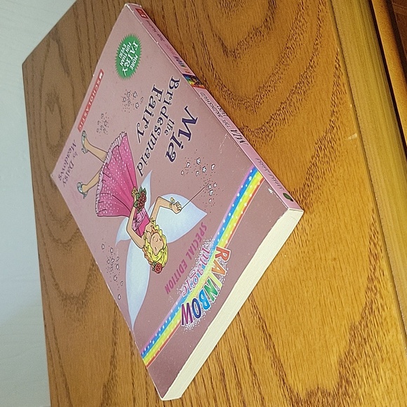 ● Book: Mia the Bridesmaid Fairy | Rainbow Magic - Picture 3 of 7